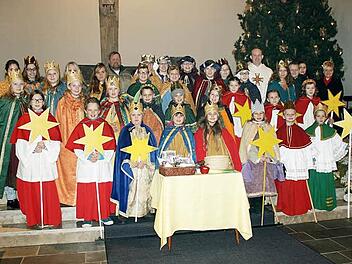 Die Sternsinger der Pfarrei Marktgraitz und der Kuratie St. Michael Redwitz mit ihren Betreuern, die anlässlich des Neujahrsgottesdienstes Dekan Michael Schüpferling (hinten rechts) aussandte.  Foto: Thomas Micheel