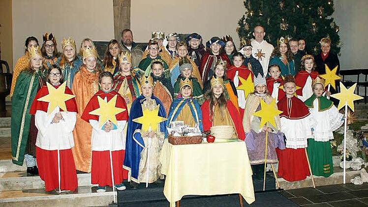 Die Sternsinger der Pfarrei Marktgraitz und der Kuratie St. Michael Redwitz mit ihren Betreuern, die anlässlich des Neujahrsgottesdienstes Dekan Michael Schüpferling (hinten rechts) aussandte.  Foto: Thomas Micheel