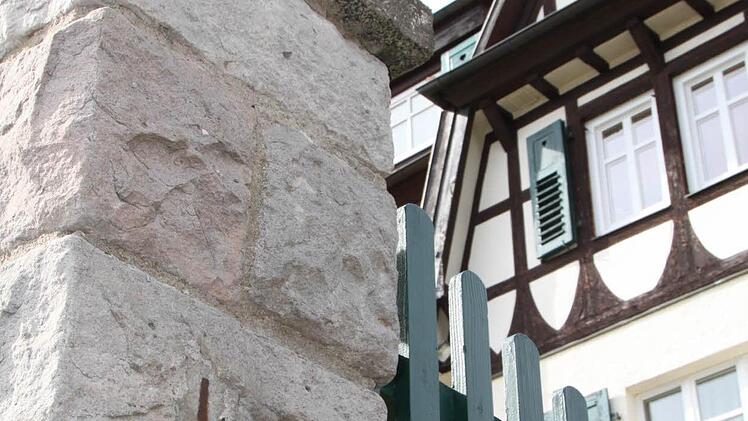 Die Gartentüre hat Josef Werner gleich entfernt... sie klemmte, als der Hang ins Rutschen gekommen ist. Foto: Ulrike Müller