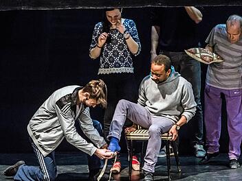 Da führt der Chef selbst vor, wie die Schuh-Szene laufen soll. Mark McClain (Mitte) mit Federico Frigo als Prinz und Statisten im Hintergrund.Foto: Jochen Berger