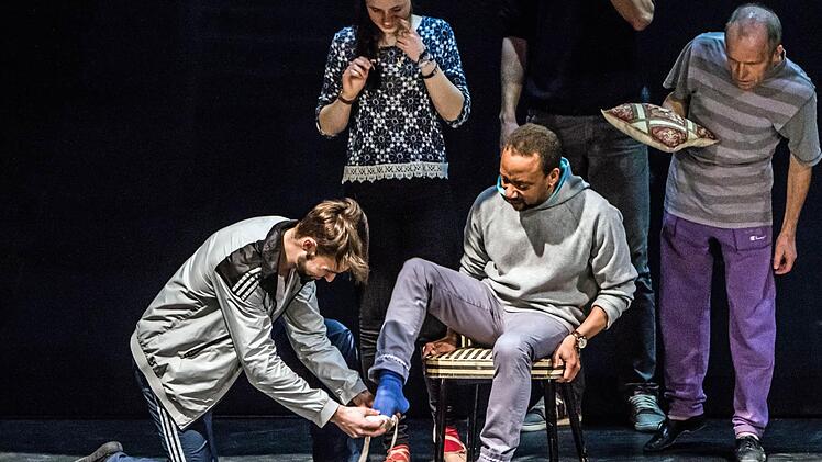 Da führt der Chef selbst vor, wie die Schuh-Szene laufen soll. Mark McClain (Mitte) mit Federico Frigo als Prinz und Statisten im Hintergrund.Foto: Jochen Berger