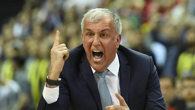 Zeljko Obradovic kann am Sonntag seinen neuen Euroleague-Titel feiern, wenn Fenerbahce dann ZSKA Moskau schlägt. Foto: dpa