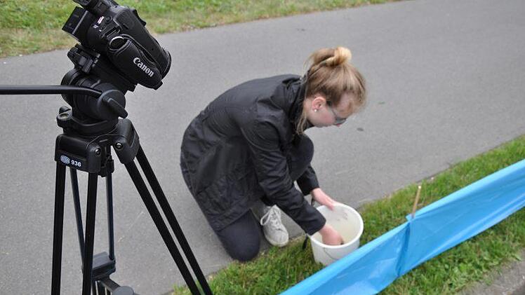 Anne Ortloff vor einem nachgebauten Krötenzaun. Foto: Heiko Berner