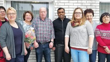 Unter den Gratulanten waren (von links) Zweite Bürgermeisterin Monika Barnickel, Tochter Katja, das Jubelpaar Renate und Herbert Pfadenhauer, Pfarrer Alex Kollamkalam, Enkelin Carolin, Antonie Schneider und Irmi Neubauer.  Foto: H. Martin