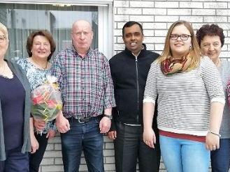 Unter den Gratulanten waren (von links) Zweite Bürgermeisterin Monika Barnickel, Tochter Katja, das Jubelpaar Renate und Herbert Pfadenhauer, Pfarrer Alex Kollamkalam, Enkelin Carolin, Antonie Schneider und Irmi Neubauer.  Foto: H. Martin