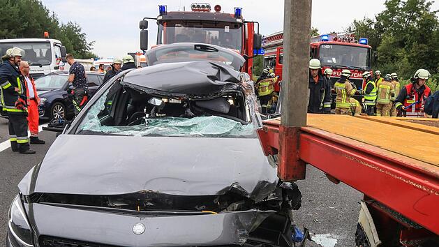 Unfall am Bamberger Kreuz:  Ein Mercedes prallte am Montagnachmittag erst gegen ein anderes Fahrzeug und dann gegen einen Lkw. Der Fahrer erlitt schwerste Verletzungen, die Autobahn war f&uuml;r zweinhalb Stunden gesperrt. Foto: News5/Merzbach