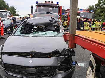 Unfall am Bamberger Kreuz:  Ein Mercedes prallte am Montagnachmittag erst gegen ein anderes Fahrzeug und dann gegen einen Lkw. Der Fahrer erlitt schwerste Verletzungen, die Autobahn war f&uuml;r zweinhalb Stunden gesperrt. Foto: News5/Merzbach