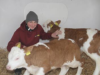 Lukas Sch&uuml;tz kennt jedes seiner K&auml;lbchen und stieg bei der Aktion der Landwirte gerne mal zu ihnen ins Iglu. Er wehrt sich gegen die negative Darstellung der Bauern in der &Ouml;ffentlichkeit.Sonny Adam