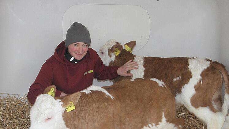 Lukas Sch&uuml;tz kennt jedes seiner K&auml;lbchen und stieg bei der Aktion der Landwirte gerne mal zu ihnen ins Iglu. Er wehrt sich gegen die negative Darstellung der Bauern in der &Ouml;ffentlichkeit.Sonny Adam