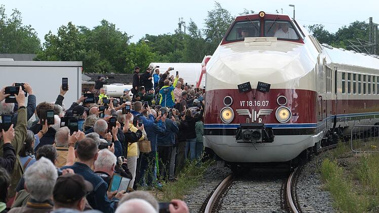 Ankunft des DDR-Prestigezuges VT 18.16 in Radebeul