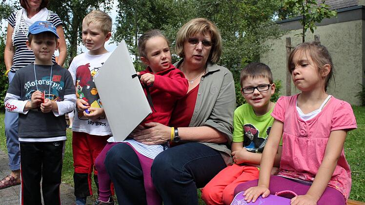 Denn der Kindergarten schließt und  die Kinder müssen sich von der Leiterin Anneliese Porada verabschieden.