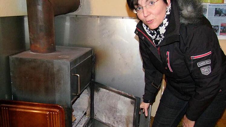 Damit alle ein bisschen im Warmen sitzen und den feinen Kaffee gemütlich genießen konnten, wurde im Weltladen kräftig eingeheizt.