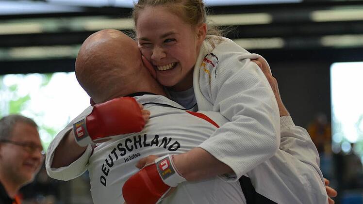 Carina Neupert umarmt Bundestrainer Roland Köhler, als klar ist, dass sie die Europameisterschaft gewonnen hat. Fotos: Dennis Butler