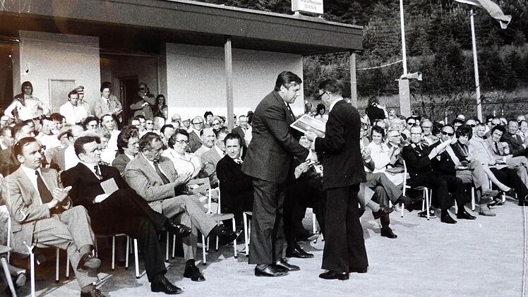 Festakt am 12. Juni 1975 mit (vorne von links) MdL Heiner Stenglein, Pfarrer Klaus Haberl, Senator Gustav Sühler, Staatssekretär Alfred Dick, MdL Herbert Hoffmann, Bürgermeister Christian Kolb. Repro: Dieter Hübner