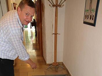 Martin Voll zeigt die Glasplatte unter der der Zugang zur alten Wassersteige ist.  Foto: Mathias Erlwein
