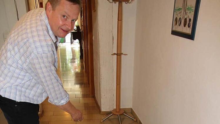 Martin Voll zeigt die Glasplatte unter der der Zugang zur alten Wassersteige ist.  Foto: Mathias Erlwein