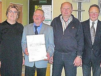 Ursula Lauterbach, Horst Lauterbach, Herbert Schwarz und Obermeister Uwe Krautz (v.l.)  Foto: kpw