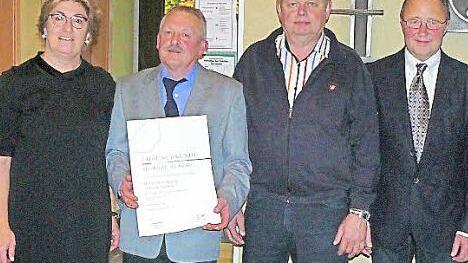 Ursula Lauterbach, Horst Lauterbach, Herbert Schwarz und Obermeister Uwe Krautz (v.l.)  Foto: kpw