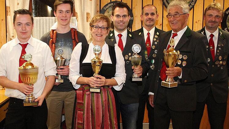 Die Pokalgewinner beim Wettbewerb der Kauernburger Schützen mit Vorsitzendem Harry Bauer (rechts) und Schützenmeister Rudi Fürbringer (Dritter von rechts).