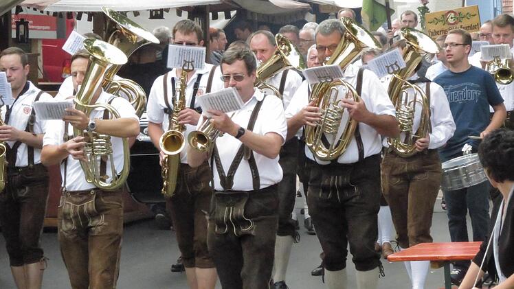 Kirchenparade zum Festzelt . Foto: Doris Bauer