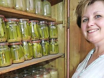 Birgit Greif vor ihrem Vorratsschrank  Foto: privat