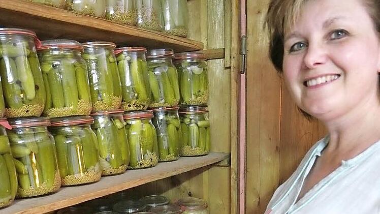 Birgit Greif vor ihrem Vorratsschrank  Foto: privat