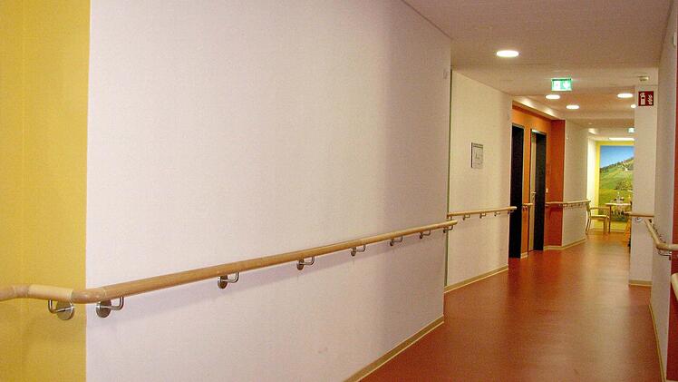Die Fußböden im Neubau von Sankt Bruno sind in einem gedeckten Rot gehalten und damit dunkler als die Wände und wecken angenehme Gefühle. Man hat auch besonderen Wert auf Kontraste gelegt, die von älteren Menschen gut wahrnehmbar seien.