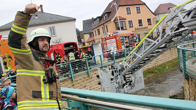 Eine Drehleiter ist auch bei der Bergung verunglückter Wassersportler einsetzbar. Foto: Matthias Einwag