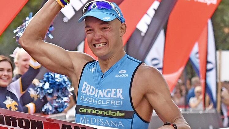 Riesige Freude bei Andreas Dreitz vor einem Jahr, als er in Wiesbaden Ironman-70.3-Europameister wurde. Foto: Archiv/Imago