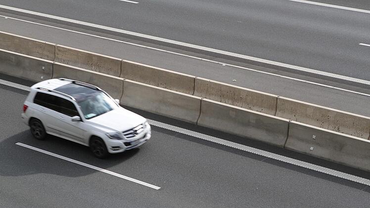 Angeblich reflektiert die betonierte Mittelleitplanke den Verkehrslärm.