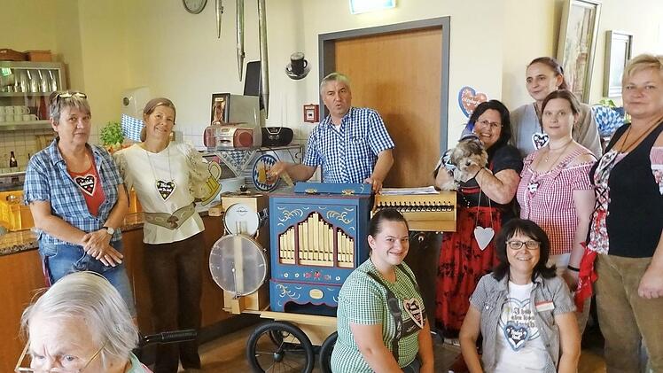 Mit Drehorgel und Tracht: Stimmung wie auf der Münchner "Wiesn" herrschte wieder beim Oktoberfest im Kursana Domizil Herzogenaurach. Foto: Kursana