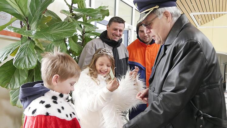 Peter Soyer (re.) vom Bürgerverein regelt Geschäftliches, auch das zählt dazu. Foto: Manja von Nida