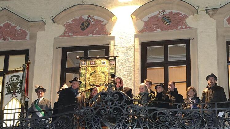 Die Gäste und die Familienmitglieder von Andreas Prinz von Sachsen-Coburg und Gotha (zweiter von links) verfolgten das Zeremoniell vom Rathausbalkon aus. Foto: Barbara Herbst