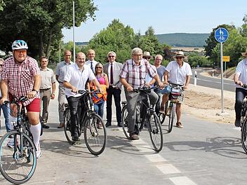 Einige Gemeinderäte testeten den neu angelegten Radweg mit Fahrrädern und E-Bikes.  Foto: Evi Seeger
