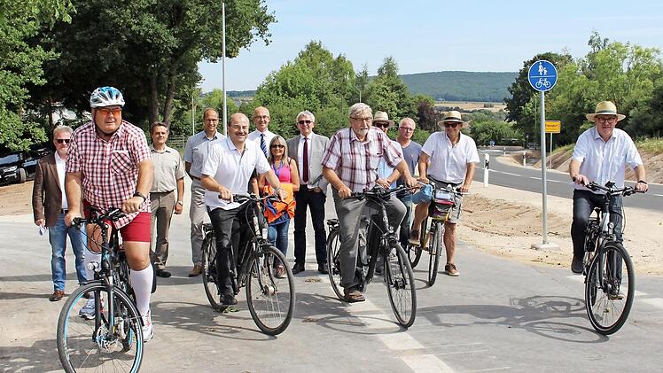 Einige Gemeinderäte testeten den neu angelegten Radweg mit Fahrrädern und E-Bikes.  Foto: Evi Seeger