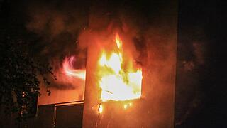 Bamberg: Brand in Mehrfamilienhaus - Feuerwehr findet leblosen Bewohner