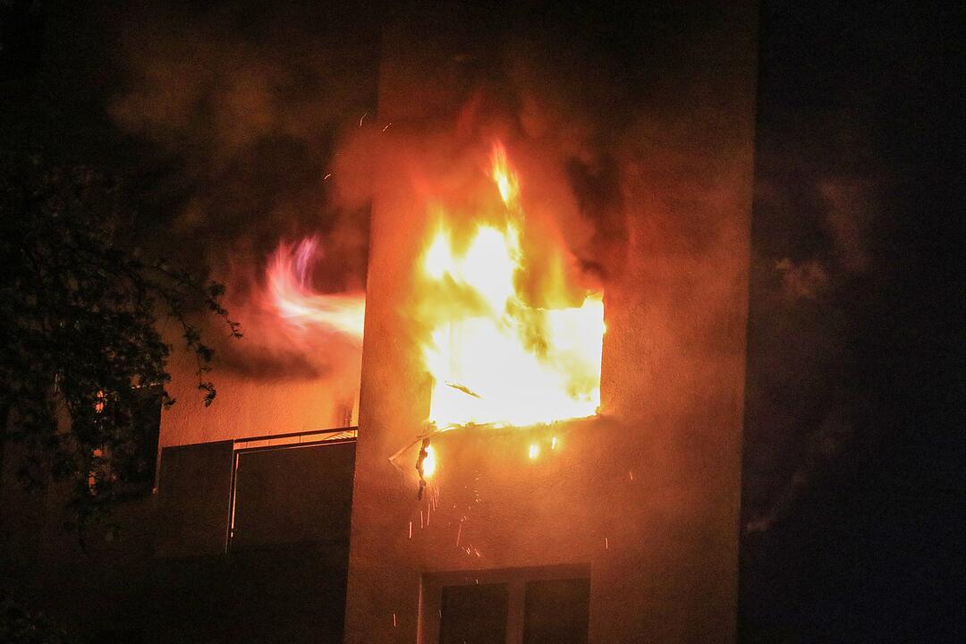 Bamberg: Brand in Mehrfamilienhaus - Feuerwehr findet leblosen Bewohner