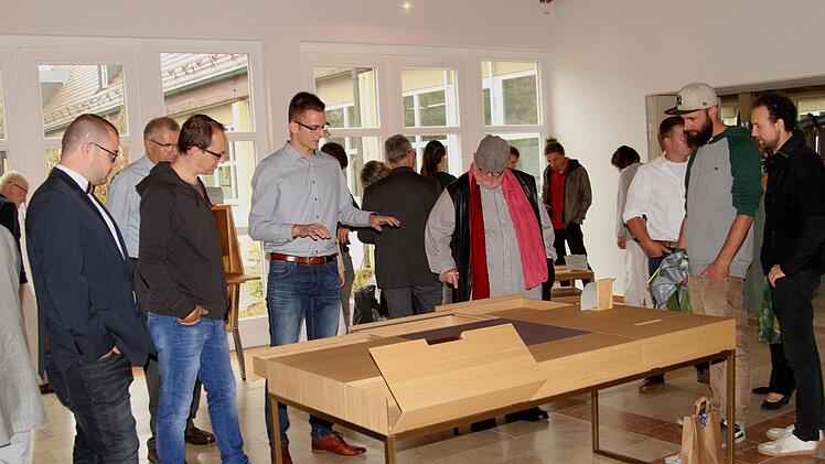 Der Schreibtisch aus Eiche/Messing von Martin Greb zeigt viele versteckte, technische Details, die natürlich auf großes Interesse stießen.