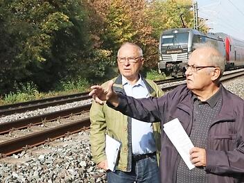 Otwin Schneider und Eduard Nöth haben eine Diskrepanz zwischen der Planung und den Gegebenheiten vor Ort festgestellt.  Foto: Josef Hofbauer