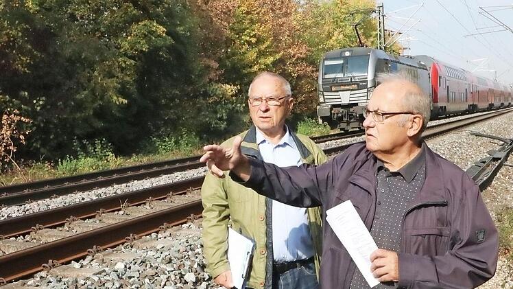 Otwin Schneider und Eduard Nöth haben eine Diskrepanz zwischen der Planung und den Gegebenheiten vor Ort festgestellt.  Foto: Josef Hofbauer