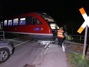 In Ipsheim kollidierten ein Zug und ein Auto. Verletzt wurde niemand. Symbolfoto: News5/Oßwald