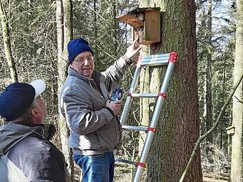 Der Erste Vorsitzende des Vogelzucht- und Schutzvereines Kronach, Karl-Heinz Rehm, zeigt Mitglied Oliver Limmer den Inhalt eines Nistkastens.