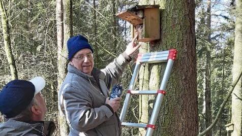 Der Erste Vorsitzende des Vogelzucht- und Schutzvereines Kronach, Karl-Heinz Rehm, zeigt Mitglied Oliver Limmer den Inhalt eines Nistkastens.