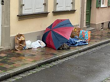 Obdachlose lässt Bamberger Anwohner verzweifeln - Kot und Urin vor Haustür