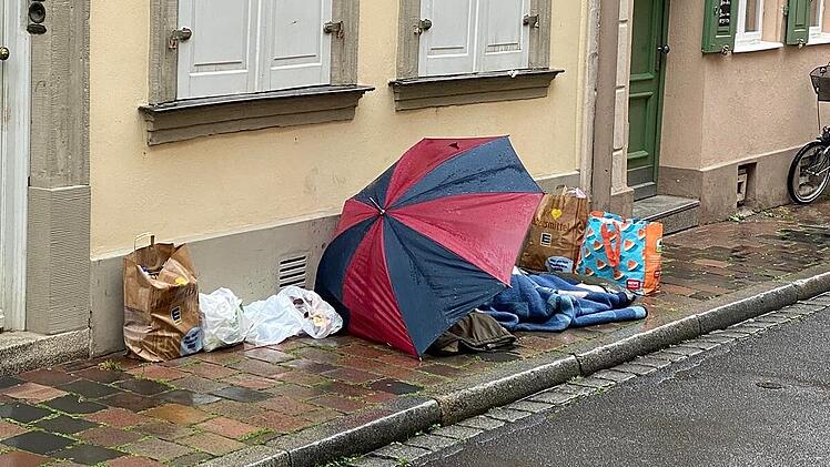 Bamberg: Kot vor der Haustür, Urin läuft in die Wohnung - Obdachlose sorgt für Unmut