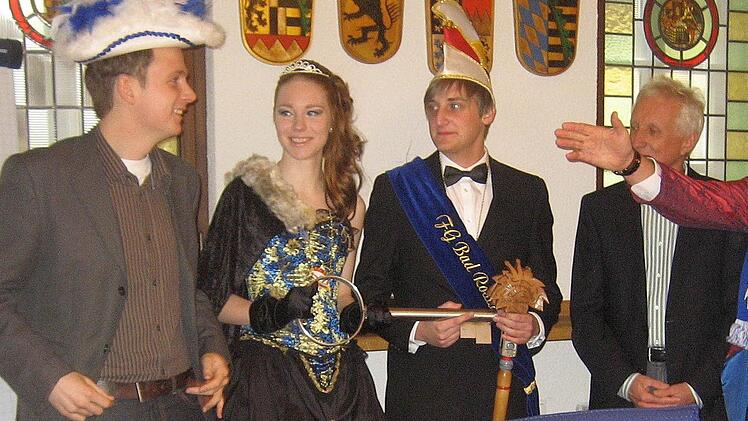 Tobias Ehrlicher,      das Prinzenpaar  Leonie I. und Yannic I.,  Heinrich Adam Püls   und Sitzungspräsident        Herbert Müller (von links)   bei der Schlüsselübergabe im        Rodacher Rathaus. Foto: Adolf Koch