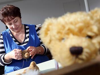 Margarita Kulik stickt gerade die Schnauzen. Fotos: Matthias Hoch