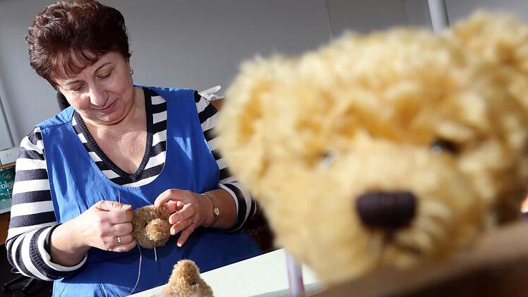 Margarita Kulik stickt gerade die Schnauzen. Fotos: Matthias Hoch
