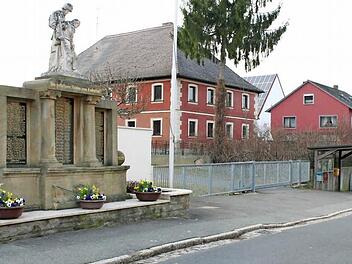Der denkmalgeschützte alte Gasthof (neben dem Kriegerdenkmal) samt dem Umgriff im Ortskern von Elsendorf soll saniert werden. Haushaltsmittel wurden eingeplant.  Foto: Evi Seeger
