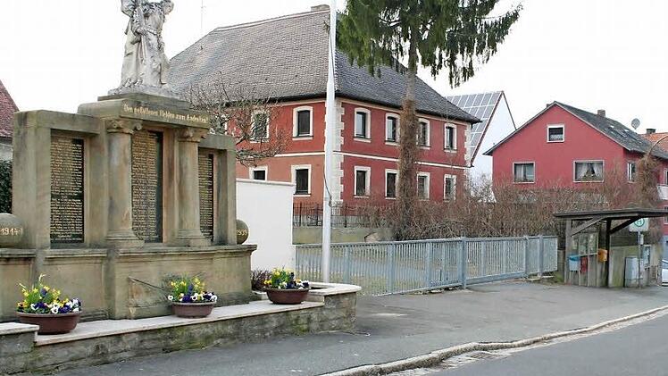 Der denkmalgeschützte alte Gasthof (neben dem Kriegerdenkmal) samt dem Umgriff im Ortskern von Elsendorf soll saniert werden. Haushaltsmittel wurden eingeplant.  Foto: Evi Seeger